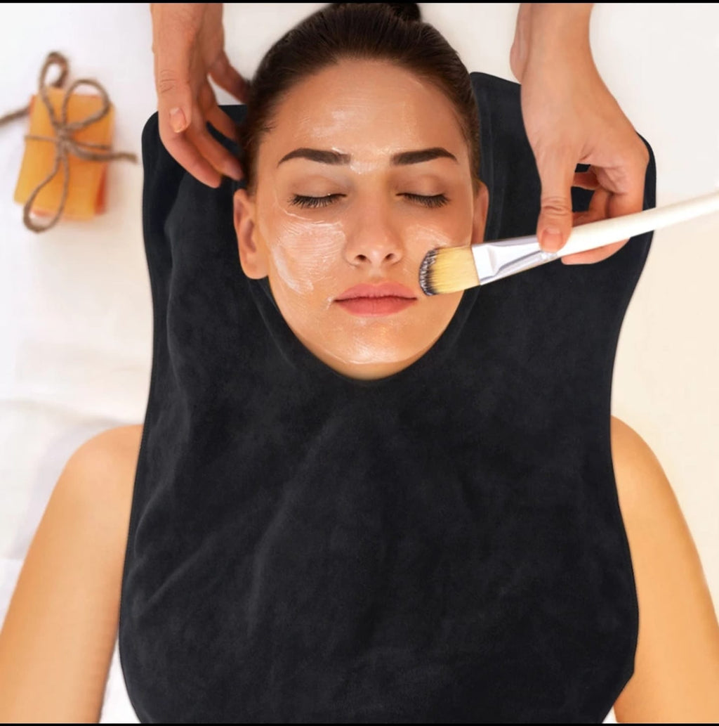 Uso de la toalla facial Spa negra JADASH durante un tratamiento facial